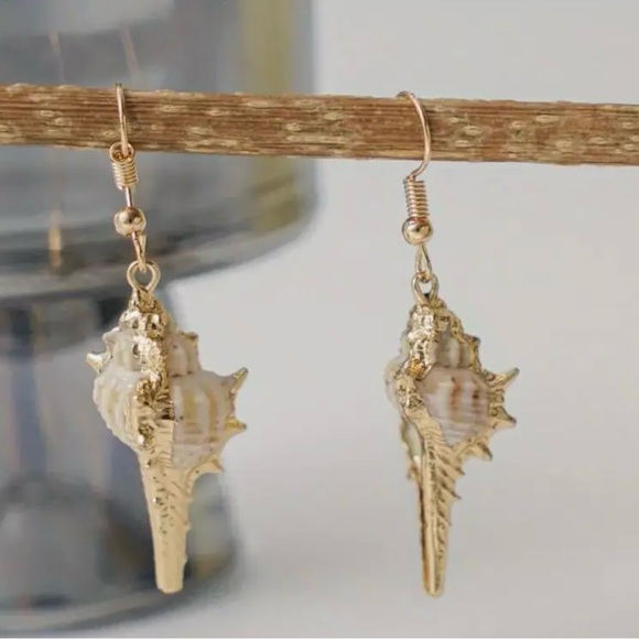 “Spiny Murex” Echinate Spiky Conch Shell Mermaid Beach Ocean Gold Dipped Earring - Picture 8 of 16